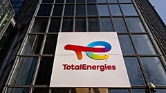 ARCHIV - Das Logo von TotalEnergies am Firmensitz im Hochhaus im Geschäftsviertel La Défense in Courbevoie bei Paris. Erster März zweitausenddreiundzwanzig.