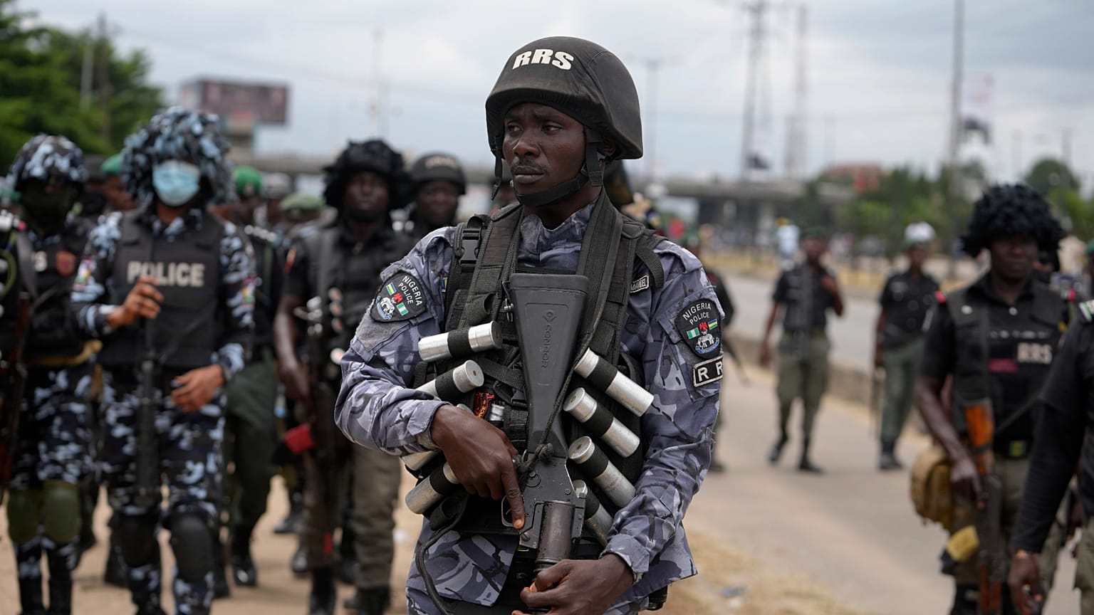  عناصر من الشرطة ينتشرون خلال احتجاجات على الأزمة الاقتصادية في لاغوس بنيجيريا، 2 أغسطس/آب 2024