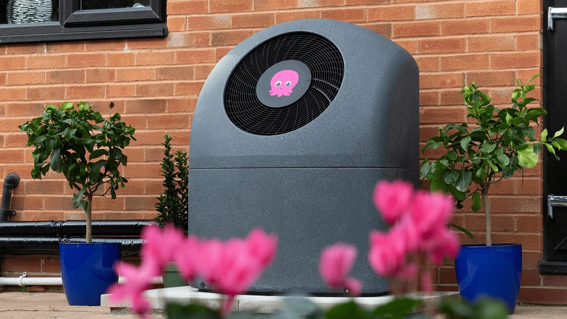 Egy házon kívül elhelyezett hőszivattyú.