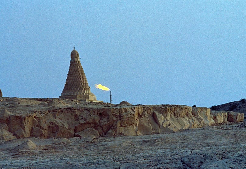 «یک مسجد قدیمی و در کنار آن شعله‌ای از یک کارخانه پتروشیمی که گازهای اضافی و جانبی را می‌سوزاند/ جولای ۱۹۷۱ در جزیره خارک