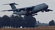 ARŞİV - ABD Hava Kuvvetleri C-5 Galaxy uçağı, İspanya'nın güneyindeki Moron'da yer alan ortak kullanılan İspanyol ve ABD hava üssünden kalkış yapıyor, 28 Eylül 2001.