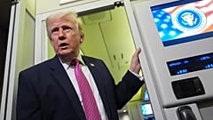 Il presidente degli Stati Uniti Donald Trump parla con i giornalisti a bordo dell'Air Force One durante il tragitto da West Palm Beach alla Joint Base Andrews, 29 marzo 2026