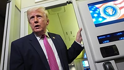 O Presidente dos EUA, Donald Trump, fala aos jornalistas a bordo do Air Force One a caminho de West Palm Beach para a Base Conjunta Andrews, 29 de março de 2026