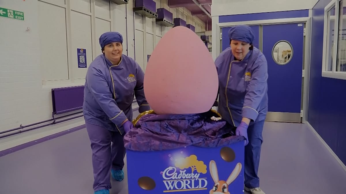 Video. Cadbury onthult voorafgaand aan Pasen het gigantische ‘Mega Mini Egg’ van 55 kg