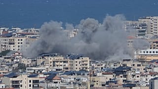 يتصاعد الدخان عقب غارة جوية إسرائيلية في الضاحية الجنوبية لبيروت، لبنان، يوم الاثنين 30 مارس 2026.