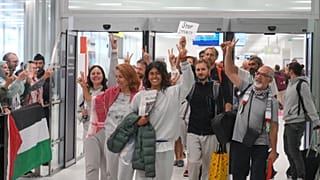 الناشطة ريما حسن، في الوسط، ومواطنون فرنسيون آخرون يصلون إلى مطار أورلي بعد ترحيلهم من إسرائيل لمشاركتهم في أسطول مساعدات متجه إلى غزة، الثلاثاء 7 أكتوبر 2025، جنوب باريس