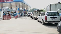 Autos stehen am Dienstag in Yangon, Myanmar Schlange an einer Tankstelle, um Benzin zu bekommen.