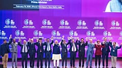 Hindistan’daki etkinlikte, tüm liderler el ele tutuşup havaya kaldırırken Altman ve Amodei sadece dirsekleriyle birbirlerine dokunmayı tercih etmişti