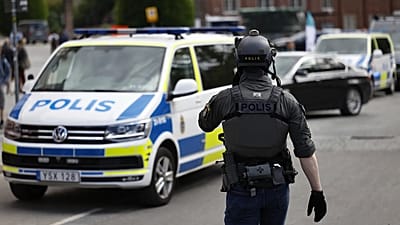 La police suédoise arrive devant un bâtiment abritant l'Institut royal de technologie (KTH) à Stockholm, le 7 juin 2024.