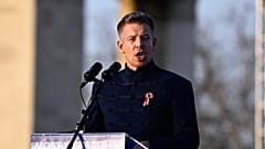 Ο Magyar περνάει τον περισσότερο χρόνο του στην Ουγγαρία ενόψει των εκλογών της 12ης Απριλίου