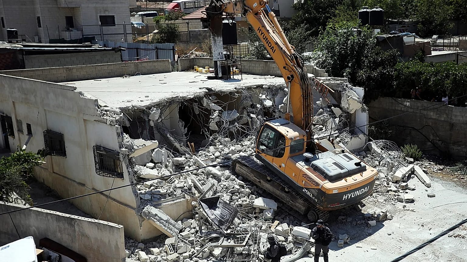 صورة أرشيفية - في هذه الصورة المؤرخة 21 أغسطس/آب 2019، تهدم السلطات الإسرائيلية منزلاً مملوكاً لفلسطينيين في القدس الشرقية