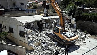 صورة أرشيفية - في هذه الصورة المؤرخة 21 أغسطس/آب 2019، تهدم السلطات الإسرائيلية منزلاً مملوكاً لفلسطينيين في القدس الشرقية