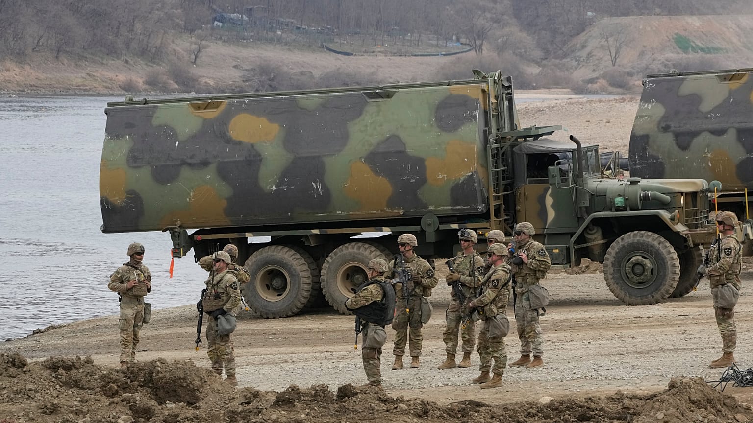 جنود من الجيش الأمريكي يشاركون في تدريب مشترك لعبور النهر بين كوريا الجنوبية والولايات المتحدة كجزء من مناورات "درع الحرية" العسكرية في يونتشون، كوريا الجنوبية، يوم السبت 14 م