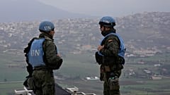Caschi blu spagnoli delle Nazioni Unite su una collina che domina i villaggi libanesi al confine con Israele, nella città di Marjayoun, 10/01/2024