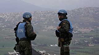 Caschi blu spagnoli delle Nazioni Unite su una collina che domina i villaggi libanesi al confine con Israele, nella città di Marjayoun, 10/01/2024