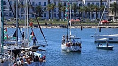 سفينة تابعة لأسطول الصمود العالمي تغادر إلى غزة لتوصيل المساعدات وسط الحصار الإسرائيلي على الأراضي الفلسطينية، في ميناء بنزرت التونسي، السبت 13 سبتمبر 2025.