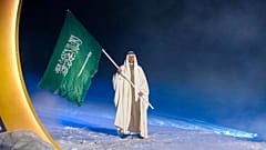 سعودي يرفع علم بلده