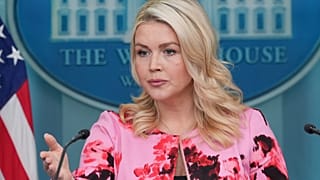 تحدثت كارولين ليفيت، المتحدثة باسم البيت الأبيض، إلى الصحفيين في غرفة جيمس برادي للإحاطات الصحفية بالبيت الأبيض، يوم الاثنين 30 مارس/آذار 2026، في واشنطن. (صورة من وكالة أسوشي