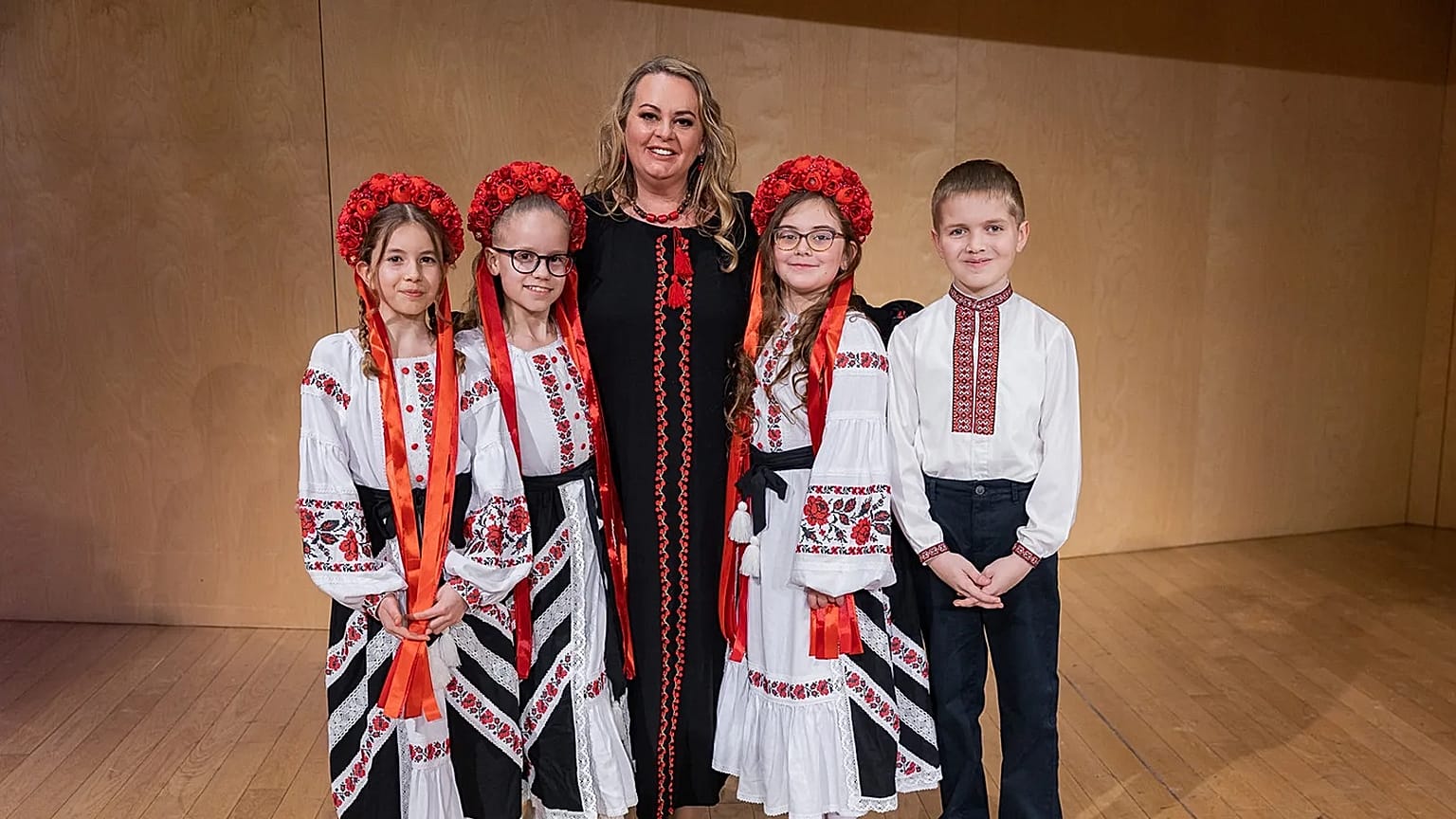 Liliána Grexa mit Volkstänzern