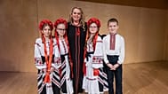 Liliána Grexa mit Volkstänzern