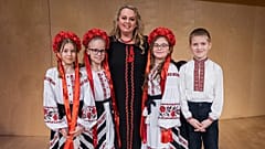 Liliána Grexa con niños bailarines folclóricos