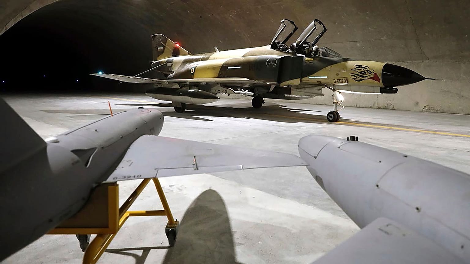 یک جت جنگنده در کنار  دو پهپاد  در مکانی نامعلوم در ایران در فوریه ۲۰۲۳