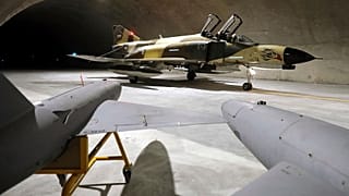 یک جت جنگنده در کنار  دو پهپاد  در مکانی نامعلوم در ایران در فوریه ۲۰۲۳