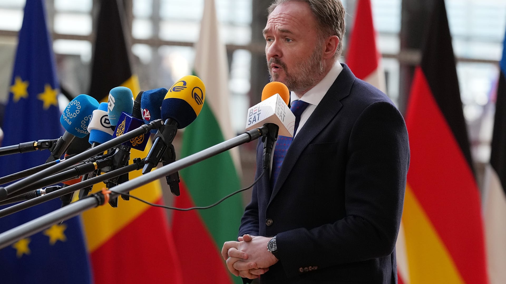 El comisario europeo de Energía y Vivienda, Dan Jorgensen, a su llegada a una reunión de ministros de Energía de la UE en Bruselas, el lunes 16 de marzo de 2026. 