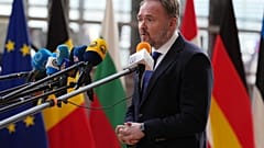 Ο Ευρωπαίος επίτροπος για την Ενέργεια και τη Στέγαση Dan Jorgensen μιλάει στα μέσα ενημέρωσης καθώς φτάνει για τη συνάντηση των υπουργών Ενέργειας της ΕΕ στις Βρυξέλλες, Δευτέρα 16 Μαρτίου 2026. 