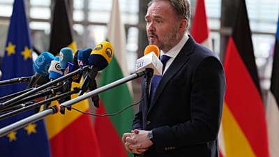 Il commissario europeo per l'energia e l'edilizia abitativa Dan Jorgensen parla con i media al suo arrivo per una riunione dei ministri dell'energia dell'UE a Bruxelles, lunedì 16 marzo 2026. 