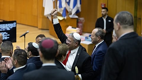 O Ministro da Segurança Nacional de Israel, Itamar Ben-Gvir, e os deputados após o parlamento israelita ter aprovado a pena de morte para os palestinianos condenados por ataques mortais.