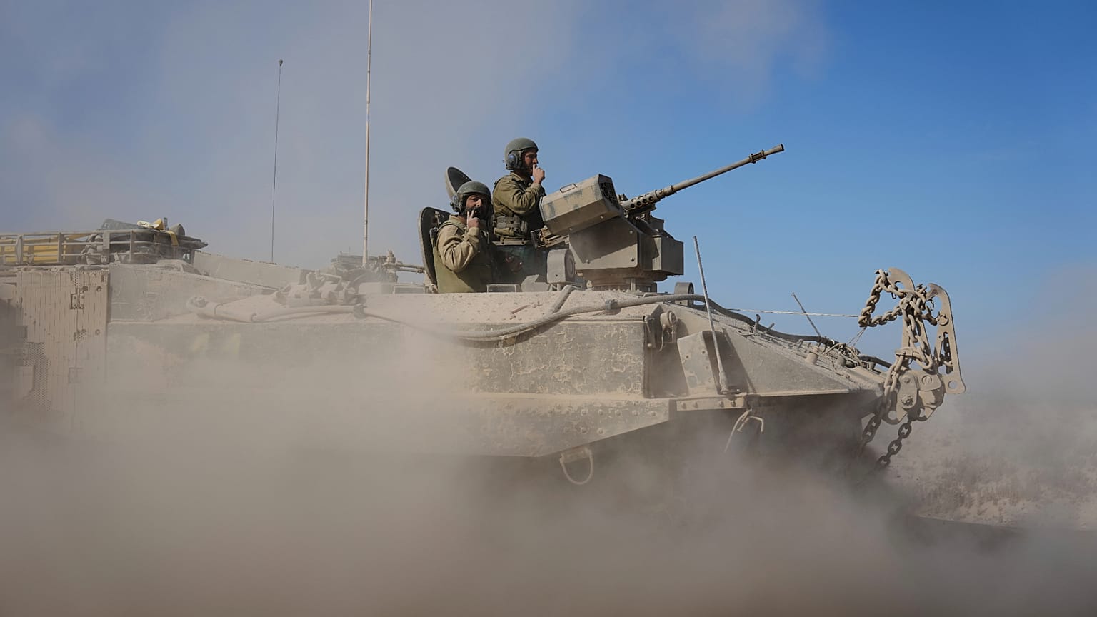 قوات إسرائيلية تتحرك على طول الحدود مع غزة، في جنوب إسرائيل، الخميس 8 مايو/أيار 2025