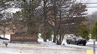 FILE: Un veicolo della polizia si trova fuori dalla sinagoga Temple Israel a West Bloomfield Township, MI, 13 marzo 2026