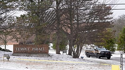 FILE: Un veicolo della polizia si trova fuori dalla sinagoga Temple Israel a West Bloomfield Township, MI, 13 marzo 2026