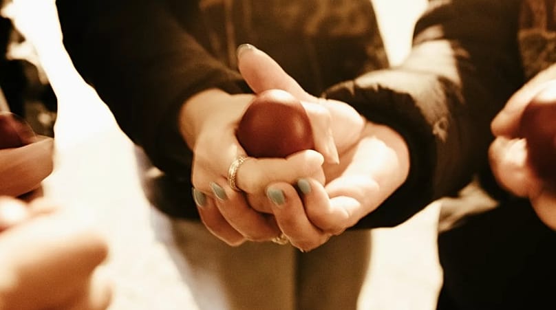 Το παιχνίδι με τα αυγά είναι παραδοσιακό μετά τη λειτουργία του Πάσχα