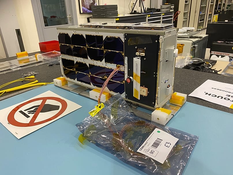 Ermis-3 dans son laboratoire