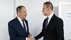  Der russische Außenminister Sergej Lawrow, links, schüttelt dem ungarischen Außen- und Handelsminister Peter Szijjarto am Rande der OSZE-Konferenz die Hand.