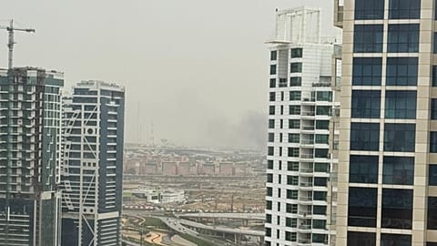 Dym widoczny w oddali po irańskim ataku rakietowym i dronowym na Dubaj, 31 marca 2026 r.