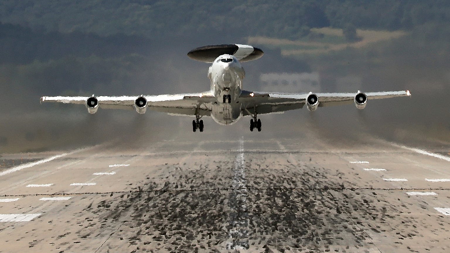 طائرة إنذار ومراقبة من طراز "إي-3" تابعة لسلاح الجو الأميركي تقلع من قاعدة أوسان الجوية في بيونغتايك بكوريا الجنوبية، الجمعة 15 سبتمبر/أيلول 2017