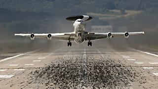 طائرة إنذار ومراقبة من طراز "إي-3" تابعة لسلاح الجو الأميركي تقلع من قاعدة أوسان الجوية في بيونغتايك بكوريا الجنوبية، الجمعة 15 سبتمبر/أيلول 2017