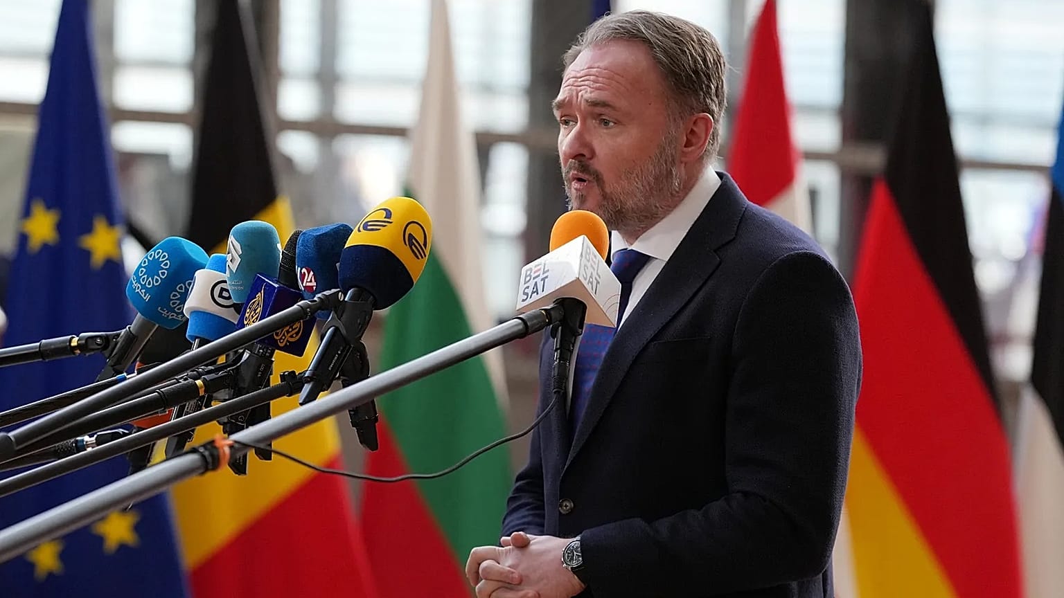 Avrupa Komisyonu'nun Enerji sorumlu Üyesi Dan Jorgensen, 16 Mart 2026 Pazartesi günü Brüksel'de düzenlenen AB enerji bakanları toplantısına gelişi sırasında basınla konuşuyor.