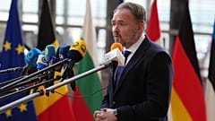Avrupa Komisyonu'nun Enerji sorumlu Üyesi Dan Jorgensen, 16 Mart 2026 Pazartesi günü Brüksel'de düzenlenen AB enerji bakanları toplantısına gelişi sırasında basınla konuşuyor.