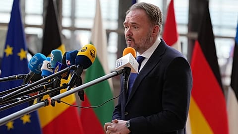 Avrupa Komisyonu'nun Enerji sorumlu Üyesi Dan Jorgensen, 16 Mart 2026 Pazartesi günü Brüksel'de düzenlenen AB enerji bakanları toplantısına gelişi sırasında basınla konuşuyor.