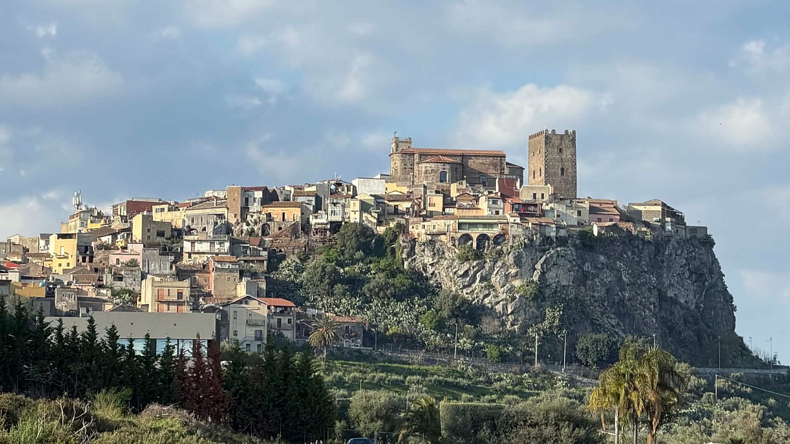 Motta Sant’Anastasia, aprile 2026,v eduta della città. Autore: Greta Ruffino
