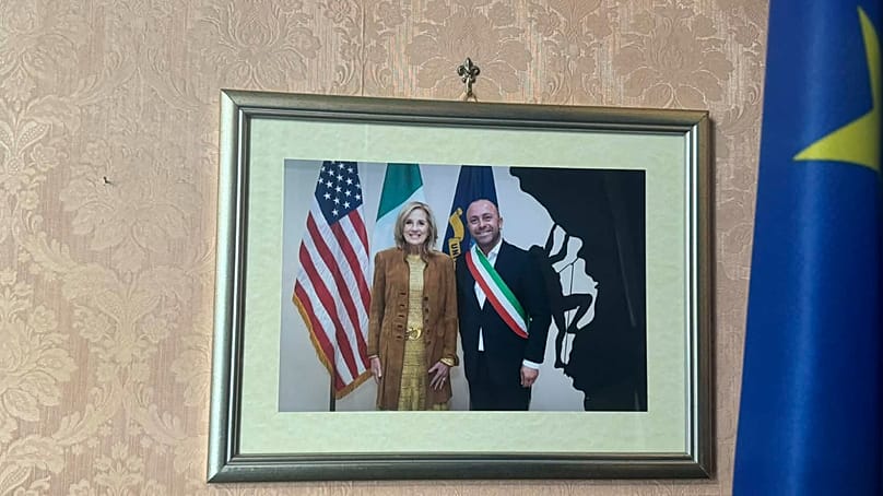 Foto che ritrae l’ex first lady Jill Biden in visita a Motta Sant’Anastasia insieme al sindaco Antonio Bellia nel dicembre 2024. Municipio di Motta Sant’Anastasia, maggio 2026