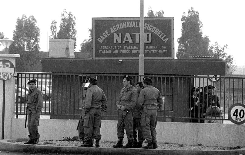 Una vista dei soldati all’esterno della base aerea militare di Sigonella, in questa foto in bianco e nero del 19 marzo 1991