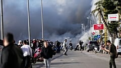 Nahe der Flughafenstraße in Beirut im Libanon steigt Rauch auf, Schaulustige sehen zu: Ein israelischer Angriff traf dort am Dienstag, 31. März 2026, ein Gebäude.