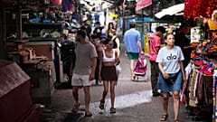 Εικόνα αρχείου- Πολίτες περπατούν σε μια υπαίθρια αγορά, στο Τελ Αβίβ του Ισραήλ, 24 Ιουνίου 2025.