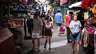 Εικόνα αρχείου- Πολίτες περπατούν σε μια υπαίθρια αγορά, στο Τελ Αβίβ του Ισραήλ, 24 Ιουνίου 2025.