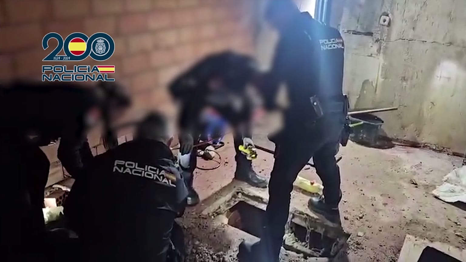 Agentes de la Policía Nacional española se disponen a acceder al narcotúnel.